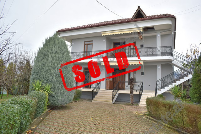 Two storey villa for sale on Kosova street in Kamez.
It offers a total area of 980 m2 of land and a